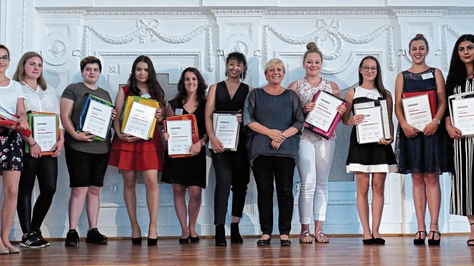 Lisa Weiberle von der Kirbachschule in Hohenhaslach (2. von links) gehört zu den zehn Absolventen einer Werkrealschule, die in Suttgart von Diakonie und Caritas ausgezeichnet wurden. Foto: p Lisa Weiberle von der Kirbachschule in Hohenhaslach (2. von links) gehört zu den zehn Absolventen einer Werkrealschule, die in Suttgart von Diakonie und Caritas ausgezeichnet wurden. Foto: p