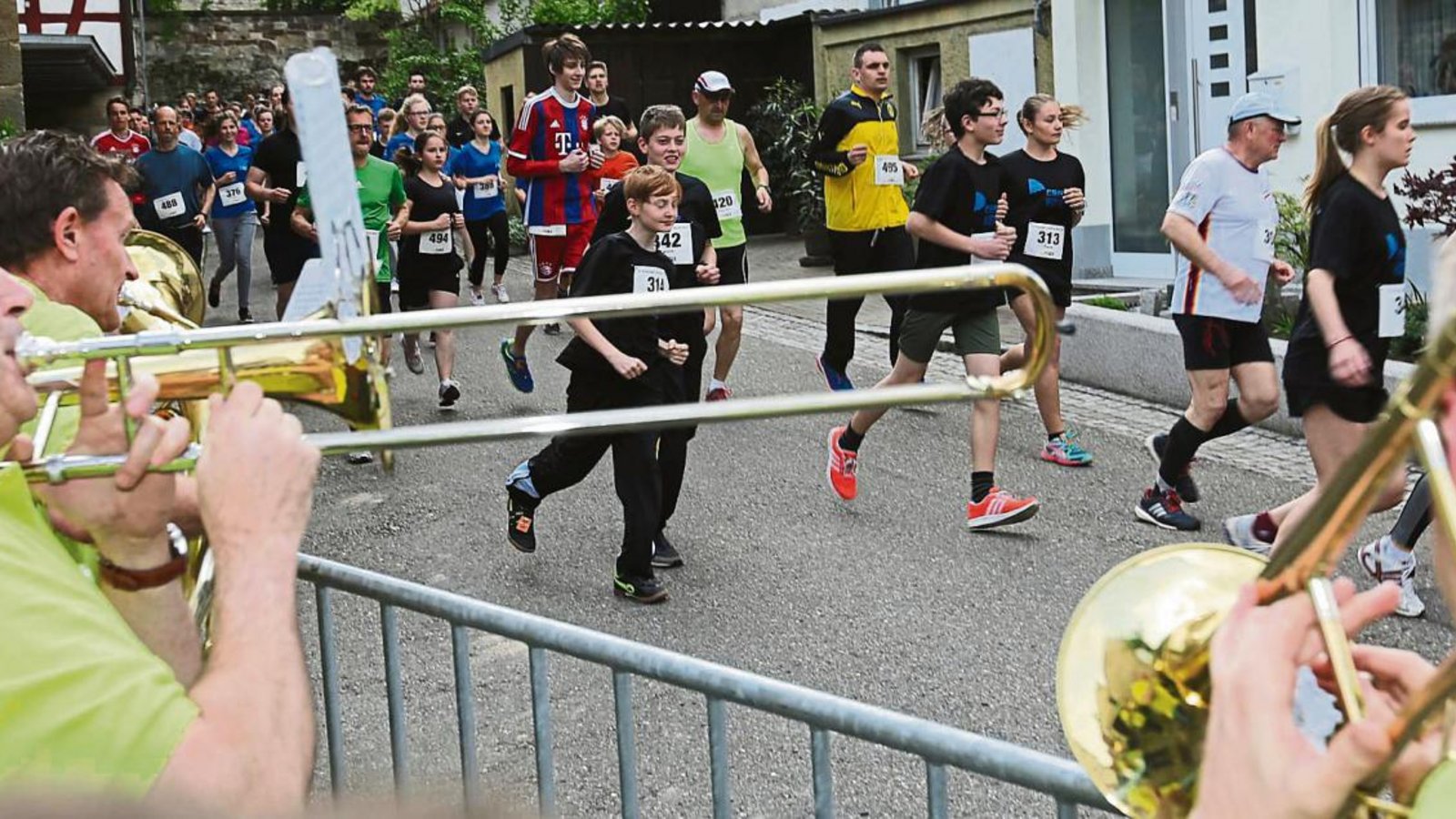 Traditionell treiben beim Ensinger Laufcup – wie hier die Kieselbronner Gugge Gaiße – die Athleten zu Höchstleistungen. Foto: Küppers Traditionell treiben beim Ensinger Laufcup – wie hier die Kieselbronner Gugge Gaiße – die Athleten zu Höchstleistungen. Foto: Küppers