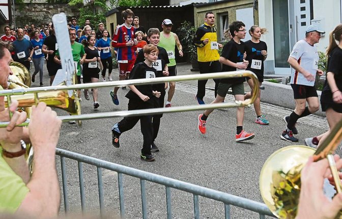 Traditionell treiben beim Ensinger Laufcup – wie hier die Kieselbronner Gugge Gaiße – die Athleten zu Höchstleistungen. Foto: Küppers