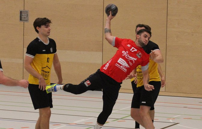 Zwei Tore hat Louis Engel (Mitte) zum Derbysieg des HC Metter-Enz gegen den TSV Oberriexingen beigesteuert. <span class='image-autor'>Foto: Dittrich</span>