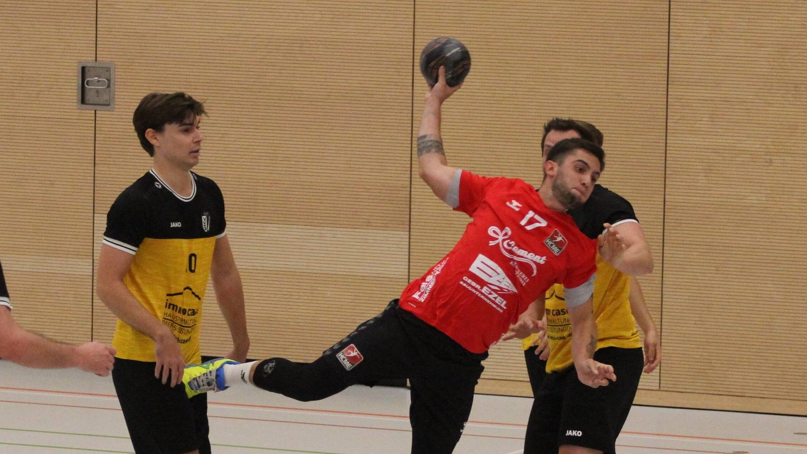 Zwei Tore hat Louis Engel (Mitte) zum Derbysieg des HC Metter-Enz gegen den TSV Oberriexingen beigesteuert. Foto: Dittrich Zwei Tore hat Louis Engel (Mitte) zum Derbysieg des HC Metter-Enz gegen den TSV Oberriexingen beigesteuert. Foto: Dittrich