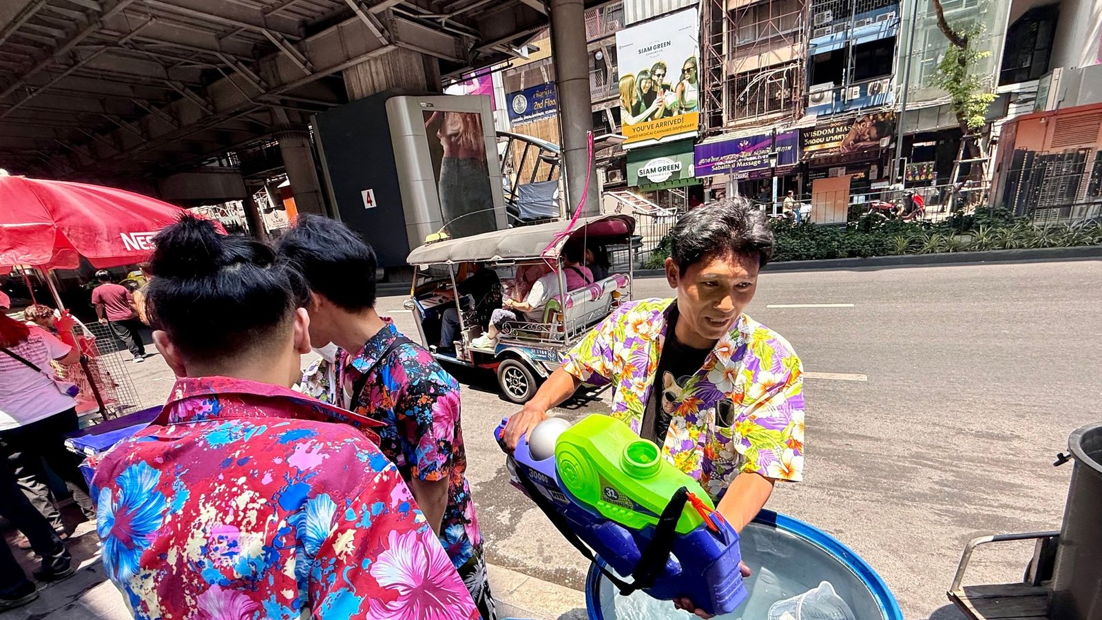 Auf den Partymeilen standen überall Wassercontainer bereit, um die bunten Plastikgewehre neu zu laden.Foto: Carola Frentzen/dpa