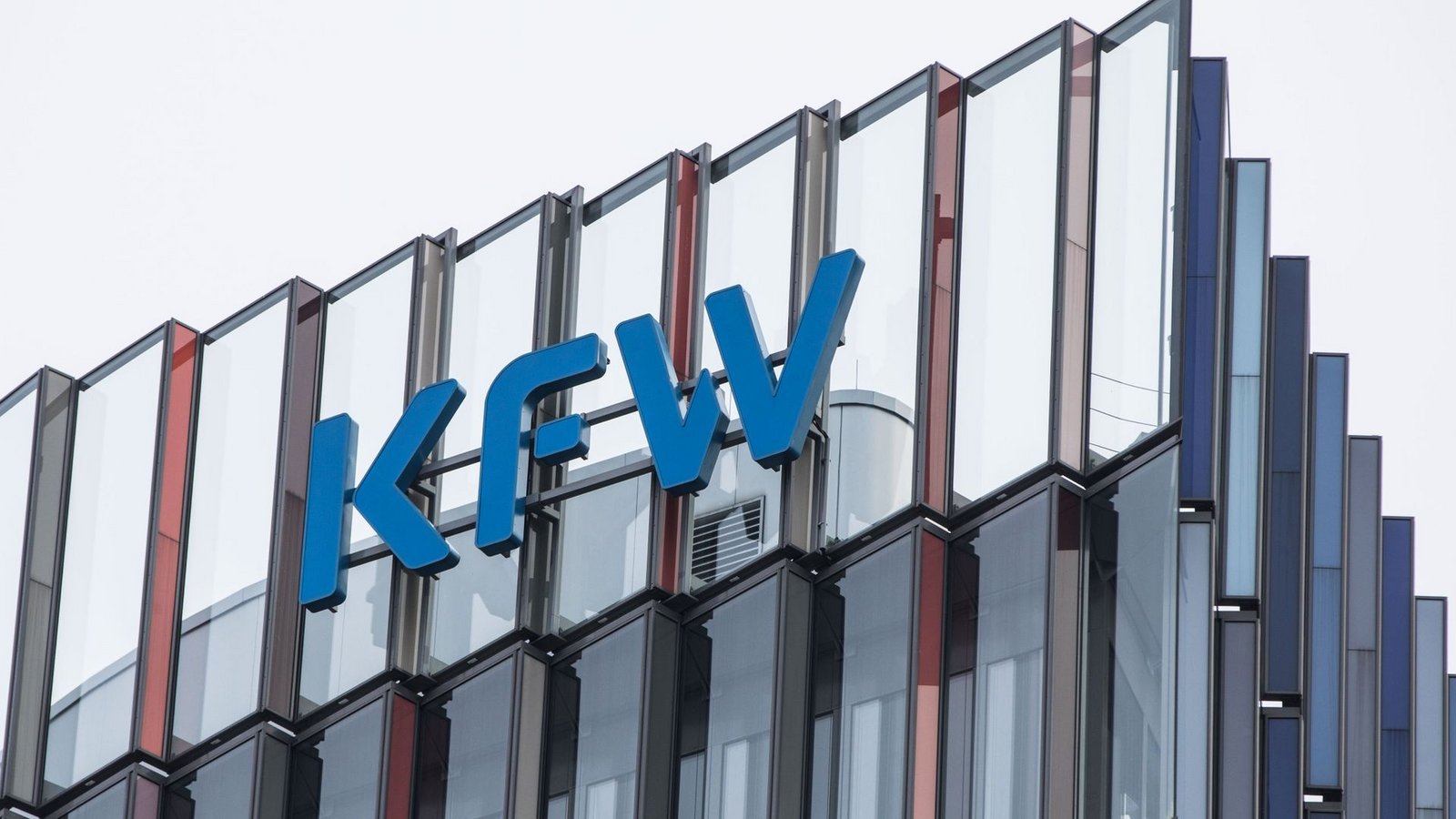 Das Logo der KfW auf der Zentrale der KfW Bankengruppe.Foto: Frank Rumpenhorst/dpa