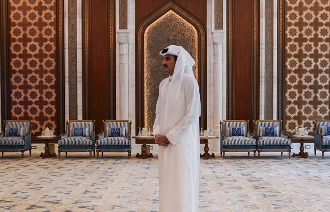 Der Emir von Katar, Scheich Tamim bin Hamad al-Thani. Katar wird vorerst nicht mehr als Vermittler zwischen Israel und der Hamas für eine Waffenruhe tätig sein (Archifoto).<span class='image-autor'>Foto: dpa/Nathan Howard</span>