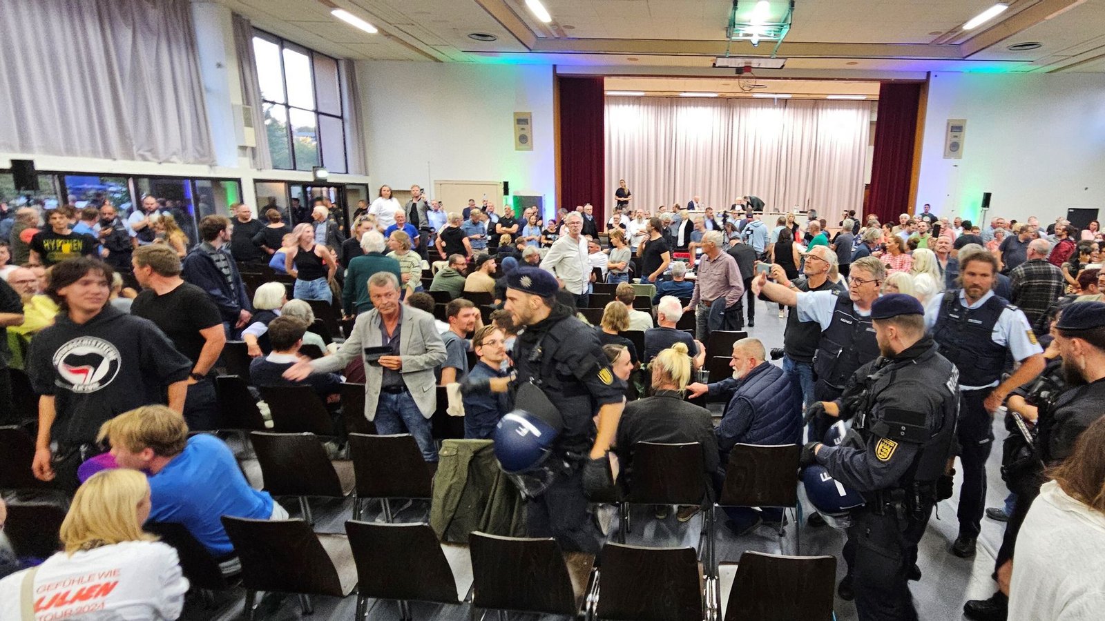 Während der Diskussion kommt es zu lautstarken Zwischenrufen, die Polizei schreitet ein.Foto: Andreas Rosar Fotoagentur Stuttgart