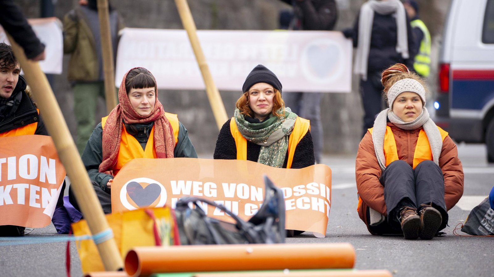 Sinnlos? Blockade von Klimaaktivisten.Foto: imago/Andreas Stroh Sinnlos? Blockade von Klimaaktivisten.Foto: imago/Andreas Stroh