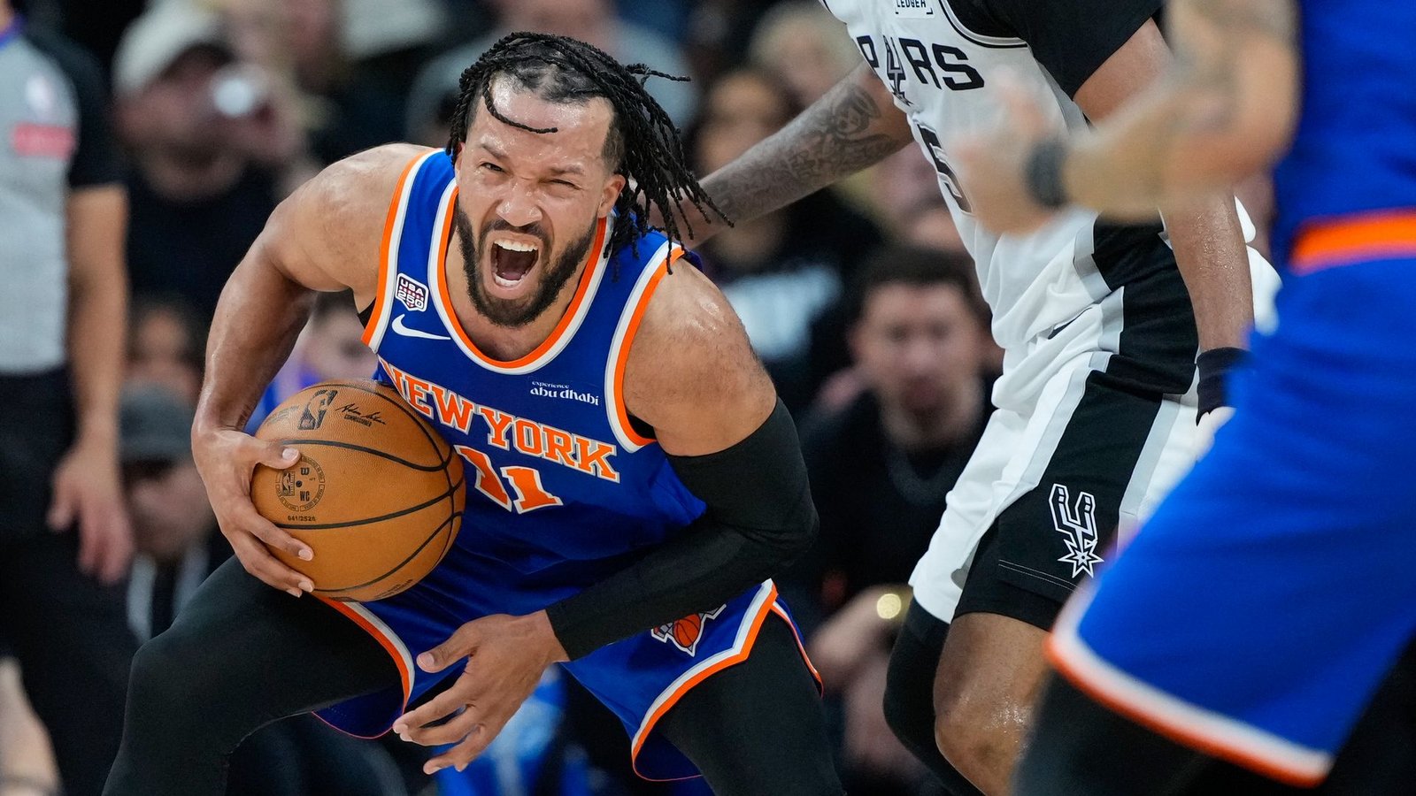 Jalen Brunson und die Knicks hatten wieder keine gute erste Halbzeit und kamen dann zurück ins Spiel.Foto: Ross D. Franklin/AP/dpa Jalen Brunson und die Knicks hatten wieder keine gute erste Halbzeit und kamen dann zurück ins Spiel.Foto: Ross D. Franklin/AP/dpa