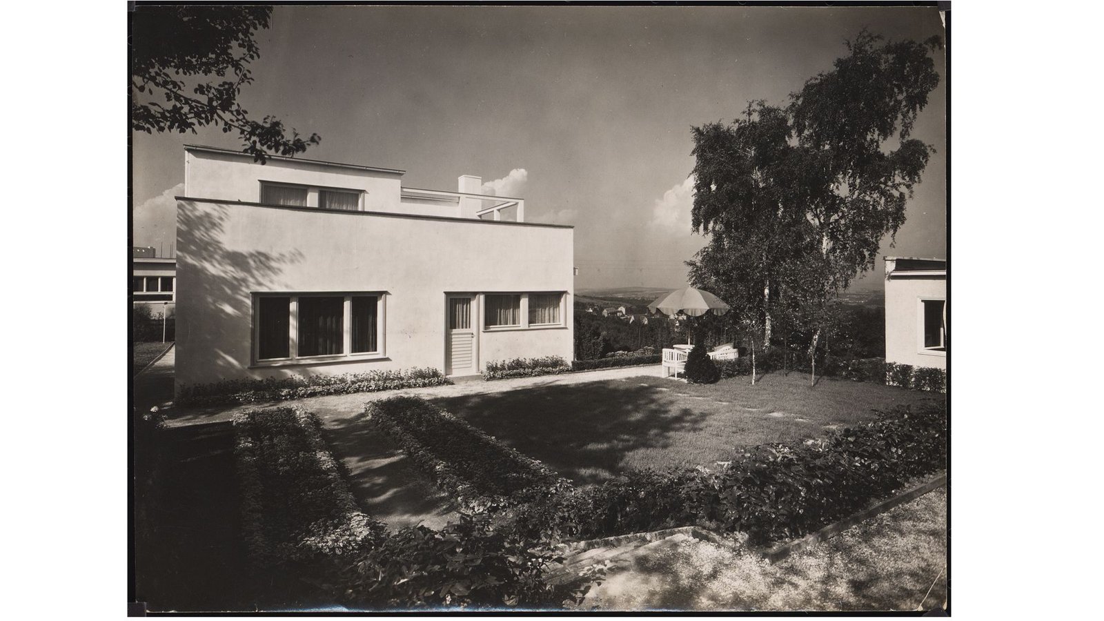 Dr. Otto Lossen: Haus Poelzig, Garten. Das Haus in der Stuttgarter Weissenhofsiedlung wurde im Zweiten Weltkrieg beschädigt – abgerissen  1949.Foto: Architekturmuseum TU Berlin/Weissenhofmuseum im Haus Le Corbusier
