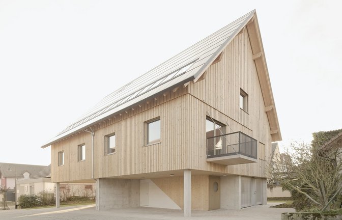 Das Wohnhaus, entworfen von Florian Kaiser und Guobin Shen  aus Stuttgart, schließt eine Lücke im Ortskern – die Gemeinde freut sich über die Nachverdichtung auf dem Land.<span class='image-autor'>Foto: /Brigida González</span>