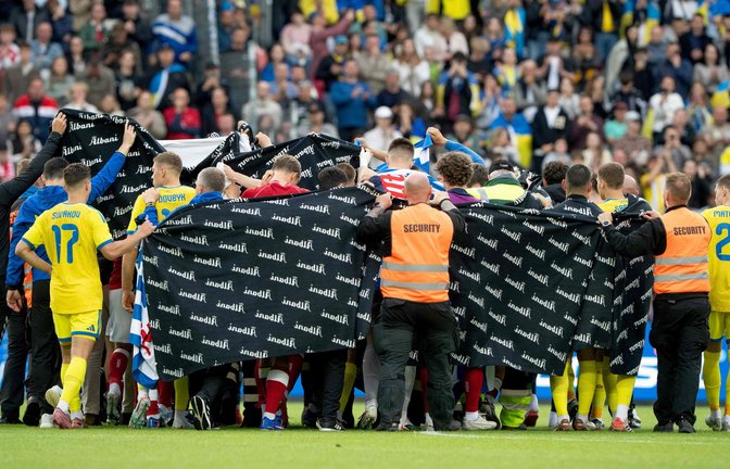 Die Spieler bildeten einen Kreis um Eriksen, um ihn  vor den Blicken der Zuschauer zu schützen.<span class='image-autor'>Foto: AFP/BO AMSTRUP</span>