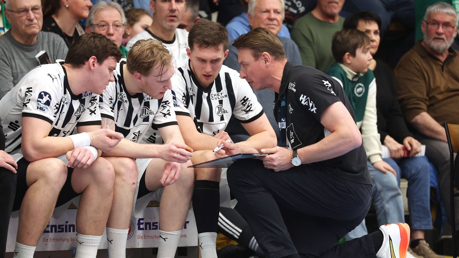 THW-Coach Filip Jicha stellt seine Spieler auf Frisch Auf ein.Foto: Pressefoto Baumann THW-Coach Filip Jicha stellt seine Spieler auf Frisch Auf ein.Foto: Pressefoto Baumann