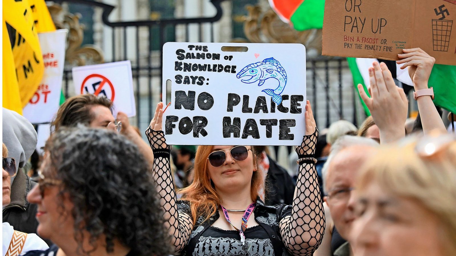 Antirassismus-Demo in Belfast, wo ein Mann schwer verletzt wurdeFoto: dpa/Peter Morrison