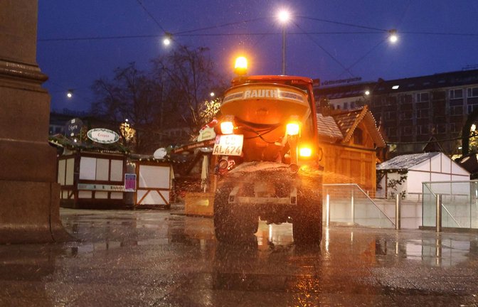Streuen gegen das Blitzeis.<span class='image-autor'>Foto: IMAGO/localpic//Rainer Droese</span>