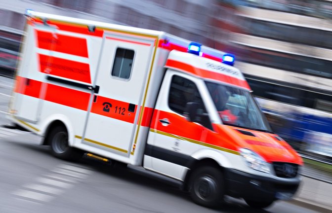 Der Rettungsdienst brachte die Frau ins Krankenhaus. (Symbolbild)<span class='image-autor'>Foto: dpa/Nicolas Armer</span>