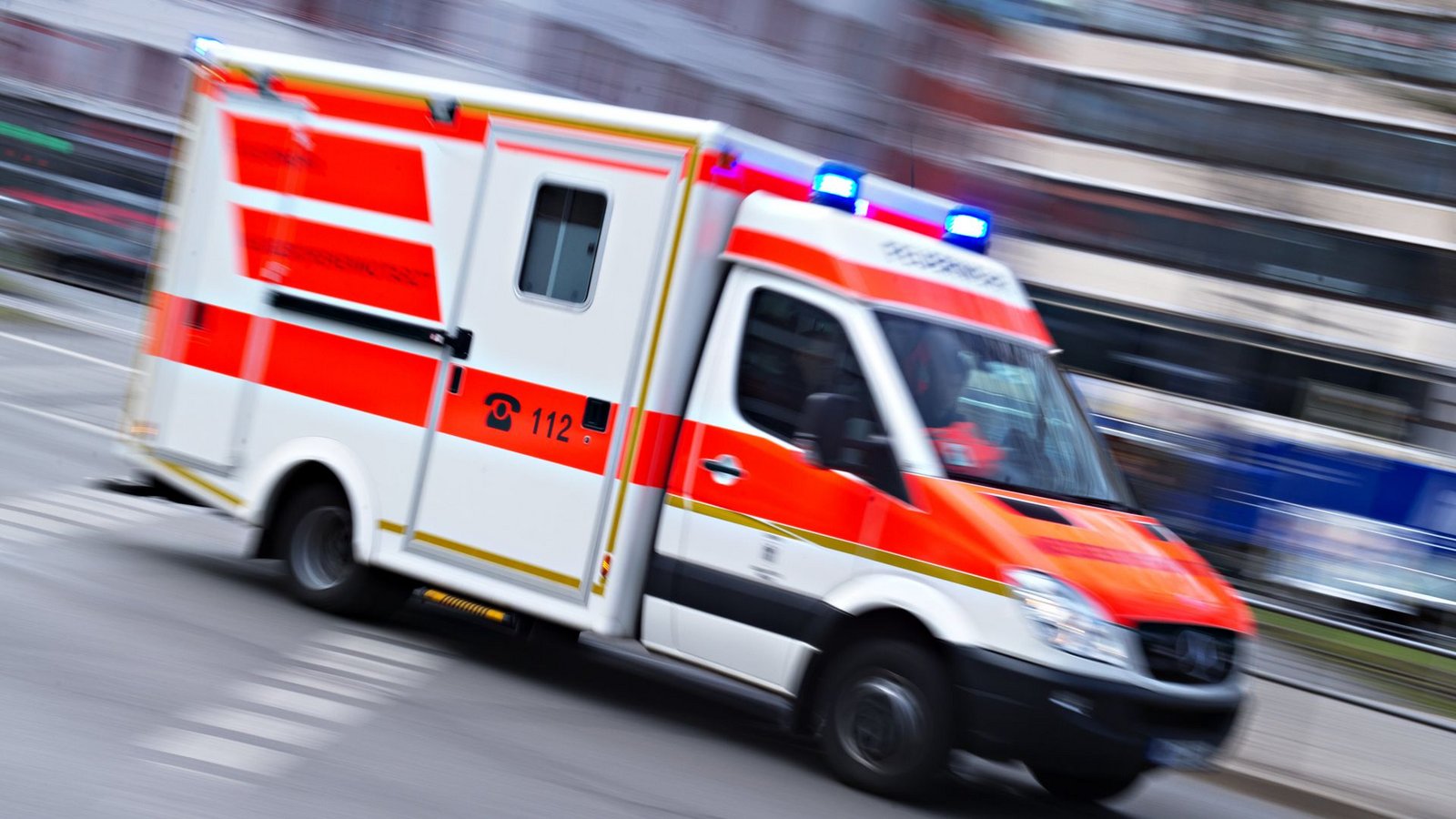 Der Rettungsdienst brachte die Frau ins Krankenhaus. (Symbolbild)Foto: dpa/Nicolas Armer