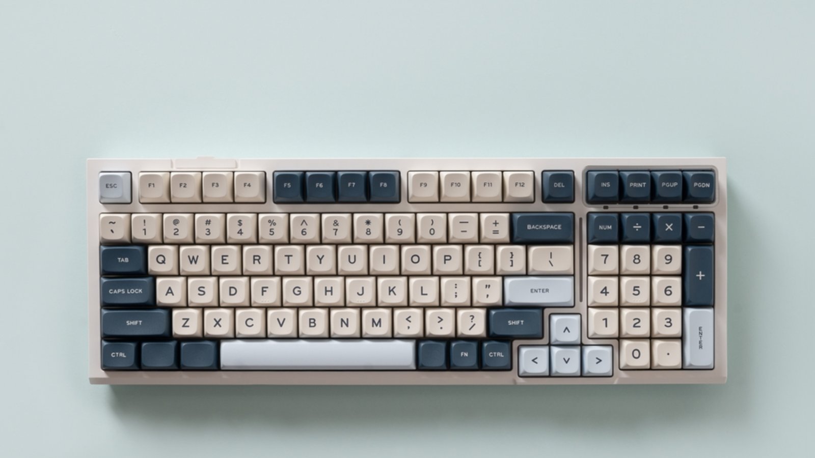 Ist die Tastatur verstellt, muss das Layout geändert werden. Erfahren Sie, wie das bei Windows und MacOS funktioniert.Foto: Lazhko Svetlana / Shutterstock.com