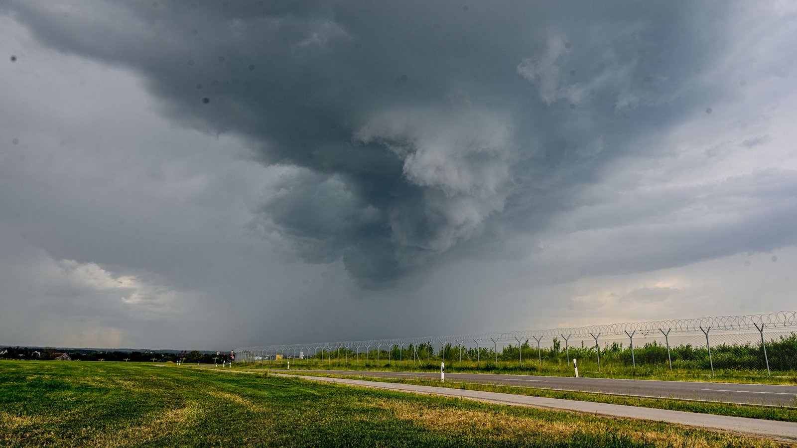 Gewitter machten es am Wochenende mancherorts ungemütlich.Foto: Jason Tschepljakow/dpa