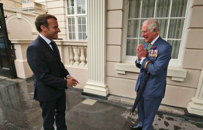 Der damalige britische Prinz Charles (r) 2020 mit Präsident Emmanuel Macron in London.<span class='image-autor'>Foto: Jonathan Brady/PA Pool/AP</span>