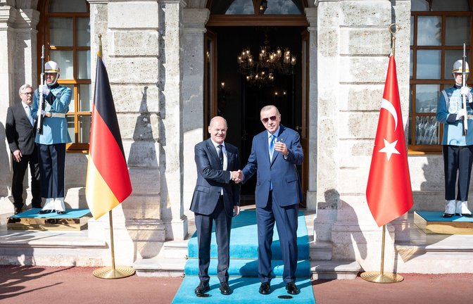 Scholz und Erdogan bei ihrem Treffen in Istanbul<span class='image-autor'>Foto: imago/Guido /Bergmann</span>
