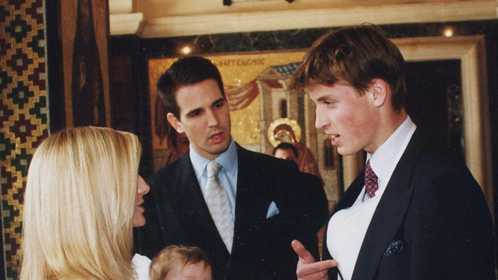 Prinz William (rechts) im Gespräch mit Kronprinz und Kronprinzessin Pavlos im Jahr 1999 nach der Taufe ihres Sohnes, Prinz Konstantine Alexios, in der griechischen Kathedrale im Zentrum von London. Prinz William ist einer von acht Paten, die aus dem Freundeskreis der Familie und aus den Reihen der europäischen Monarchien stammen.Foto: picture-alliance / dpa | -