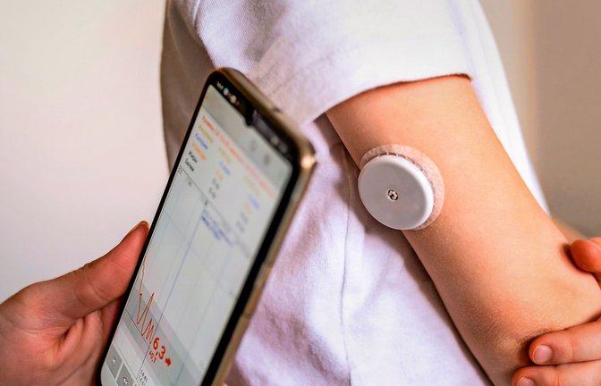 Kinder, die an Diabetes leiden, müssen  ihr Handy nutzen dürfen, weil der Blutzucker über eine App überwacht wird. <a href="/inhalt.dubiose-smartwatches-diese-uhren-messen-vieles-nur-nicht-den-blutzucker.993ce757-fe10-47f6-88b9-733a72e777ee.html" target="_blank"></a><span class='image-autor'>Foto: AdobeStock/Habrovich</span>
