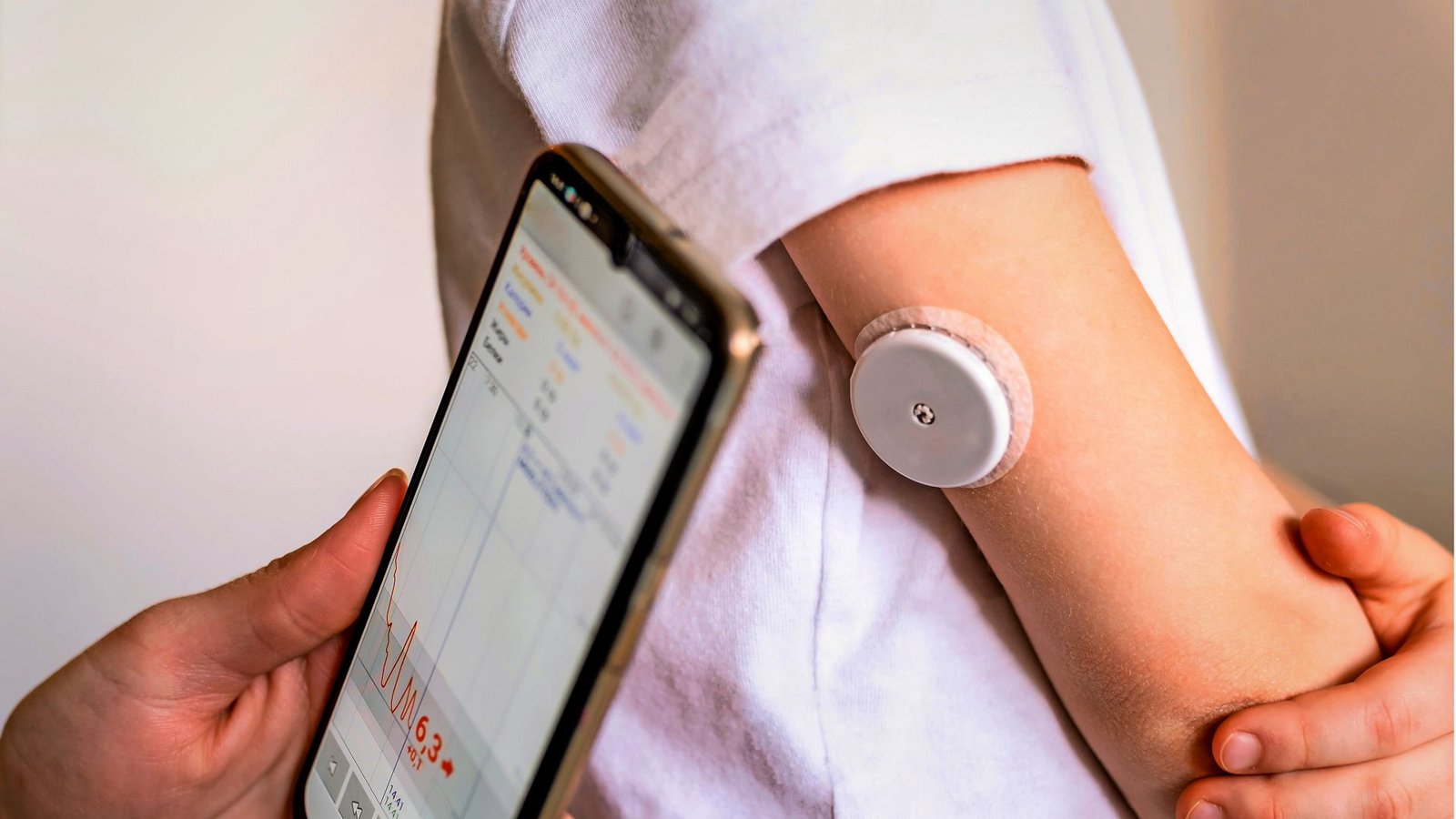 Kinder, die an Diabetes leiden, müssen ihr Handy nutzen dürfen, weil der Blutzucker über eine App überwacht wird. Foto: AdobeStock/Habrovich Kinder, die an Diabetes leiden, müssen ihr Handy nutzen dürfen, weil der Blutzucker über eine App überwacht wird. Foto: AdobeStock/Habrovich