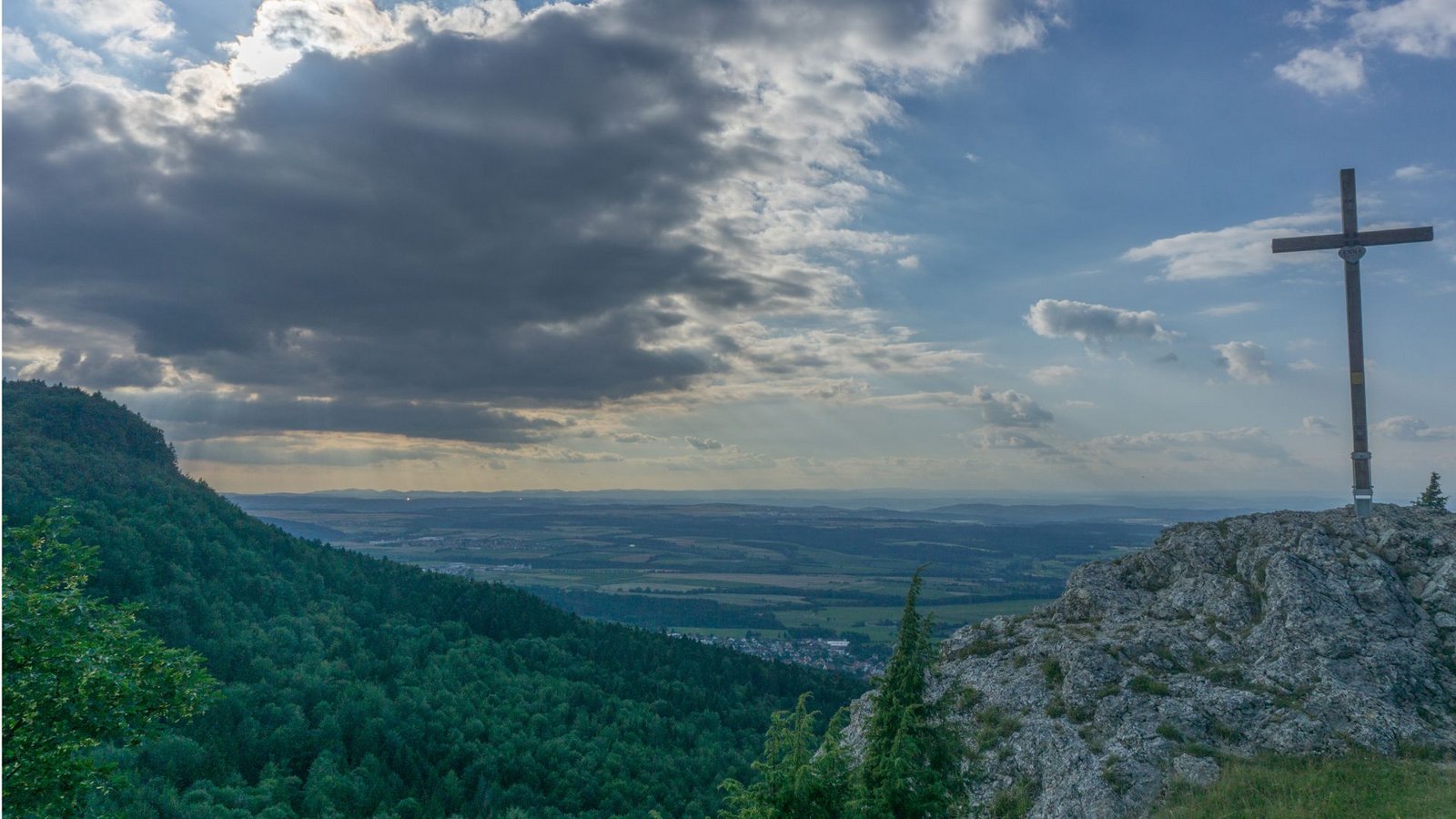 Der Lochen ist der schönste Aussichtspunkt bei Balingen. Jetzt ist man auf der Westalb angelangt, wo sich die Berge über 1000 Meter befinden.Foto: Faltin Der Lochen ist der schönste Aussichtspunkt bei Balingen. Jetzt ist man auf der Westalb angelangt, wo sich die Berge über 1000 Meter befinden.Foto: Faltin