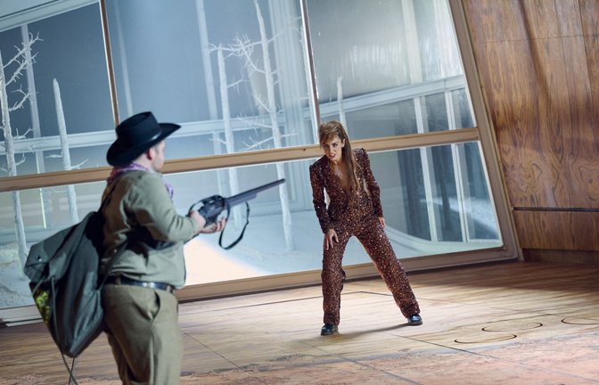 Der Tod ist ein Skandal: Claudia Muschio als Füchsin und Michael Nagl als Wilderer Haraschta.<span class='image-autor'>Foto: Martin Sigmund</span>