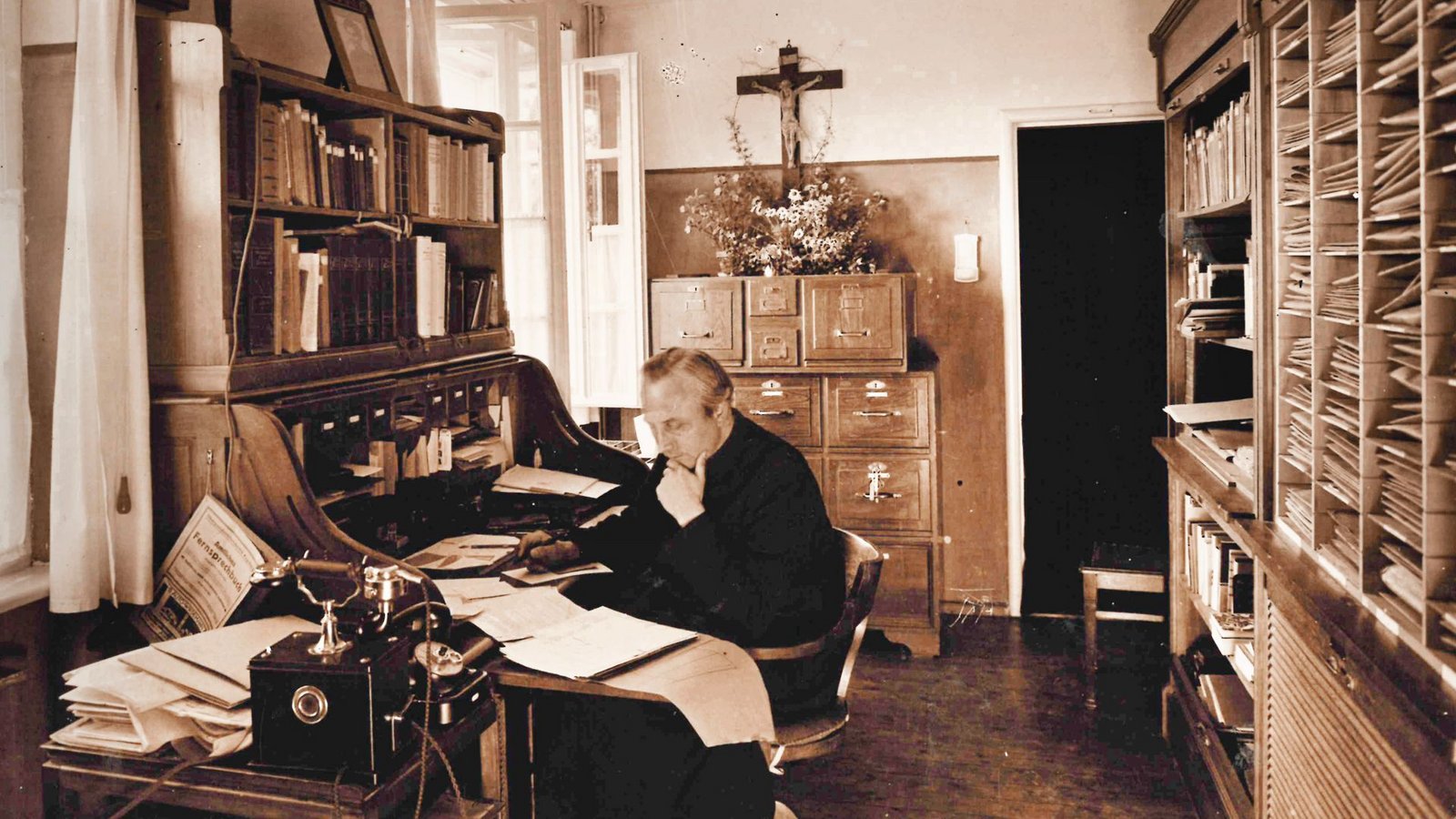 Max Josef Metzger 1932 in seinem Büro in Meitingen. Er stand mit vielen Menschen in Kontakt.Foto: Max Josef Metzger 1932 in seinem Büro in Meitingen. Er stand mit vielen Menschen in Kontakt.Foto: 