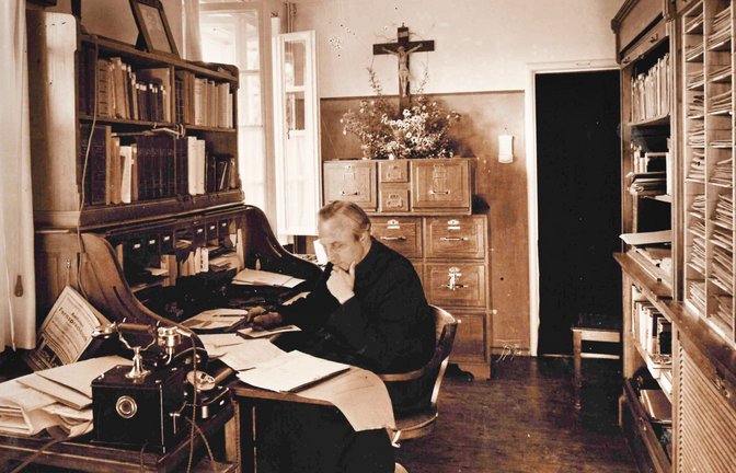 Max Josef Metzger 1932 in seinem Büro in Meitingen. Er stand mit vielen  Menschen in Kontakt.<span class='image-autor'>Foto: &nbsp;</span>