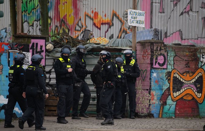Am Sonntag durchsuchte die Polizei ein Objekt in Berlin und nahm dabei zwei Männer fest.<span class='image-autor'>Foto: dpa/Paul Zinken</span>