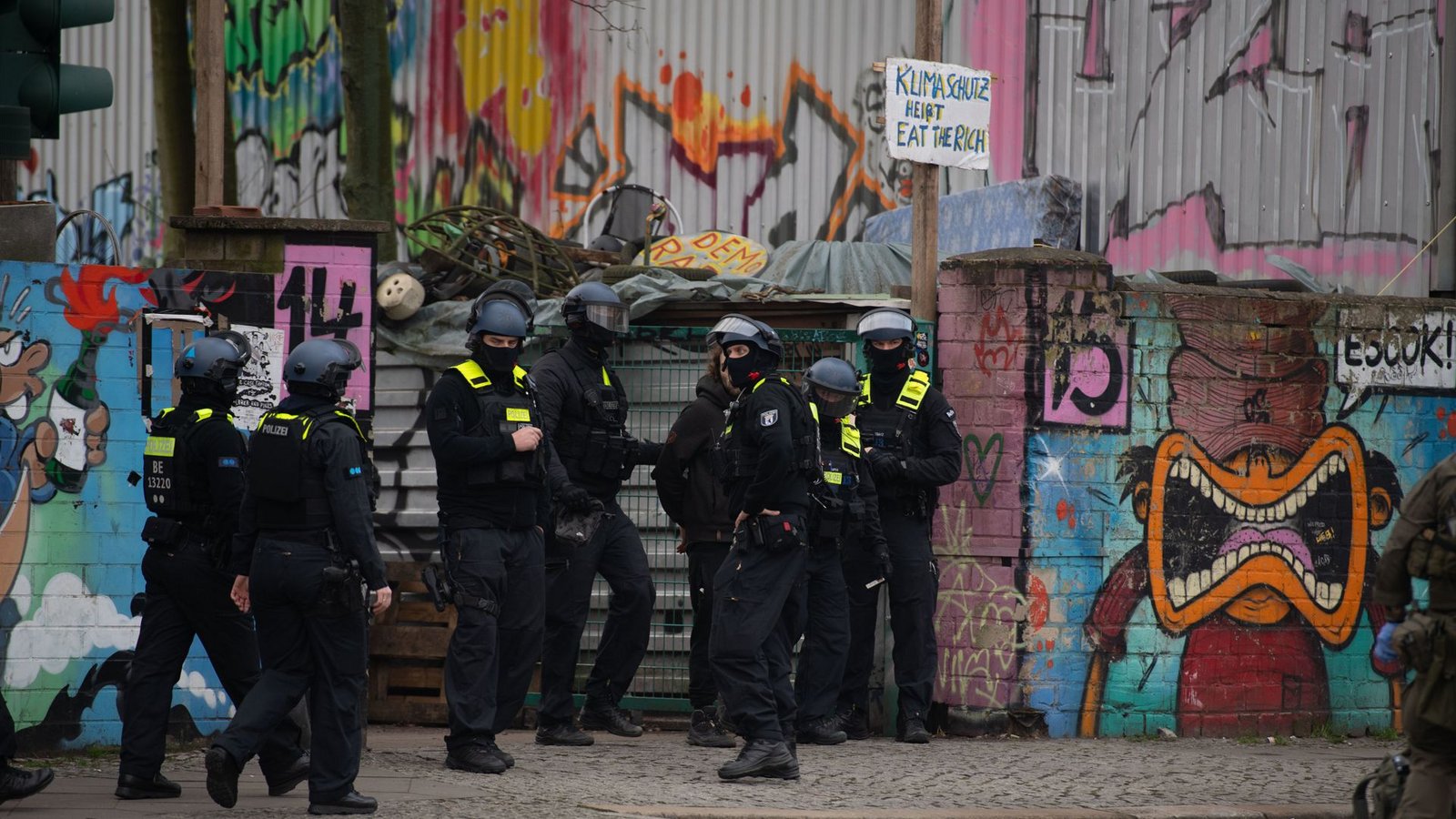Am Sonntag durchsuchte die Polizei ein Objekt in Berlin und nahm dabei zwei Männer fest.Foto: dpa/Paul Zinken Am Sonntag durchsuchte die Polizei ein Objekt in Berlin und nahm dabei zwei Männer fest.Foto: dpa/Paul Zinken