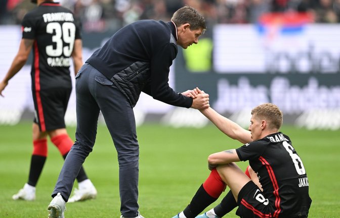 Frankfurts Cheftrainer Oliver Glasner (l) reicht Kristijan Jakic nach dem Remis gegen die TSG Hoffenheim die Hand.<span class='image-autor'>Foto: Arne Dedert/dpa</span>