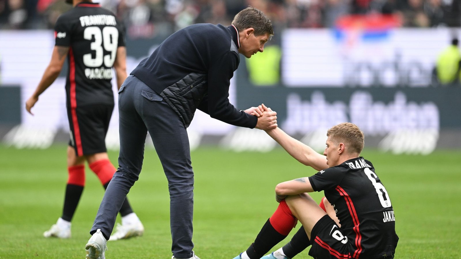 Frankfurts Cheftrainer Oliver Glasner (l) reicht Kristijan Jakic nach dem Remis gegen die TSG Hoffenheim die Hand.Foto: Arne Dedert/dpa