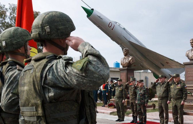 Der Luftwaffenstützpunkt Hmeimim (hier im Jahr 2022 bei einer  Gedenkveranstaltung für in Syrien gefallene Russen) liegt in der nun von Islamisten kontrollierten Provinz Latakia.<span class='image-autor'>Foto: imago/Vadim Savitsky</span>