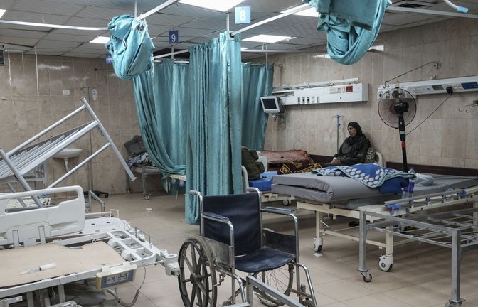Eine Frau sitzt auf einem Bett in einem Zimmer des Al-Aqsa-Märtyrer-Krankenhauses. Israel gab einen Evakuierungsbefehl für ein weiteres Krankenhaus im Gazastreifen (Archivfoto).<span class='image-autor'>Foto: dpa/Abdel Kareem Hana</span>