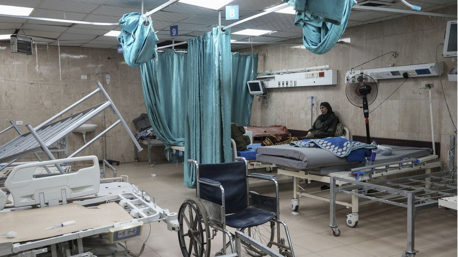 Eine Frau sitzt auf einem Bett in einem Zimmer des Al-Aqsa-Märtyrer-Krankenhauses. Israel gab einen Evakuierungsbefehl für ein weiteres Krankenhaus im Gazastreifen (Archivfoto).Foto: dpa/Abdel Kareem Hana Eine Frau sitzt auf einem Bett in einem Zimmer des Al-Aqsa-Märtyrer-Krankenhauses. Israel gab einen Evakuierungsbefehl für ein weiteres Krankenhaus im Gazastreifen (Archivfoto).Foto: dpa/Abdel Kareem Hana