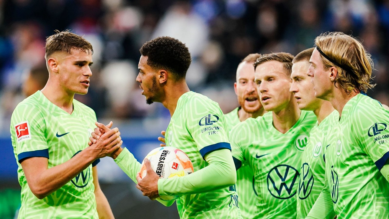 Wolfsburgs Felix Nmecha (M) jubelt mit seinen Mannschaftskollegen über den Treffer zum 1:1.Foto: Uwe Anspach/dpa