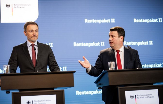 Finanzminister Christian Lindner (FDP) und Arbeitsminister Hubertus Heil (SPD) haben das Rentenpaket II gemeinsam vorgestellt. Jetzt gibt es dennoch Streit.<span class='image-autor'>Foto: dpa/Michael Kappeler</span>