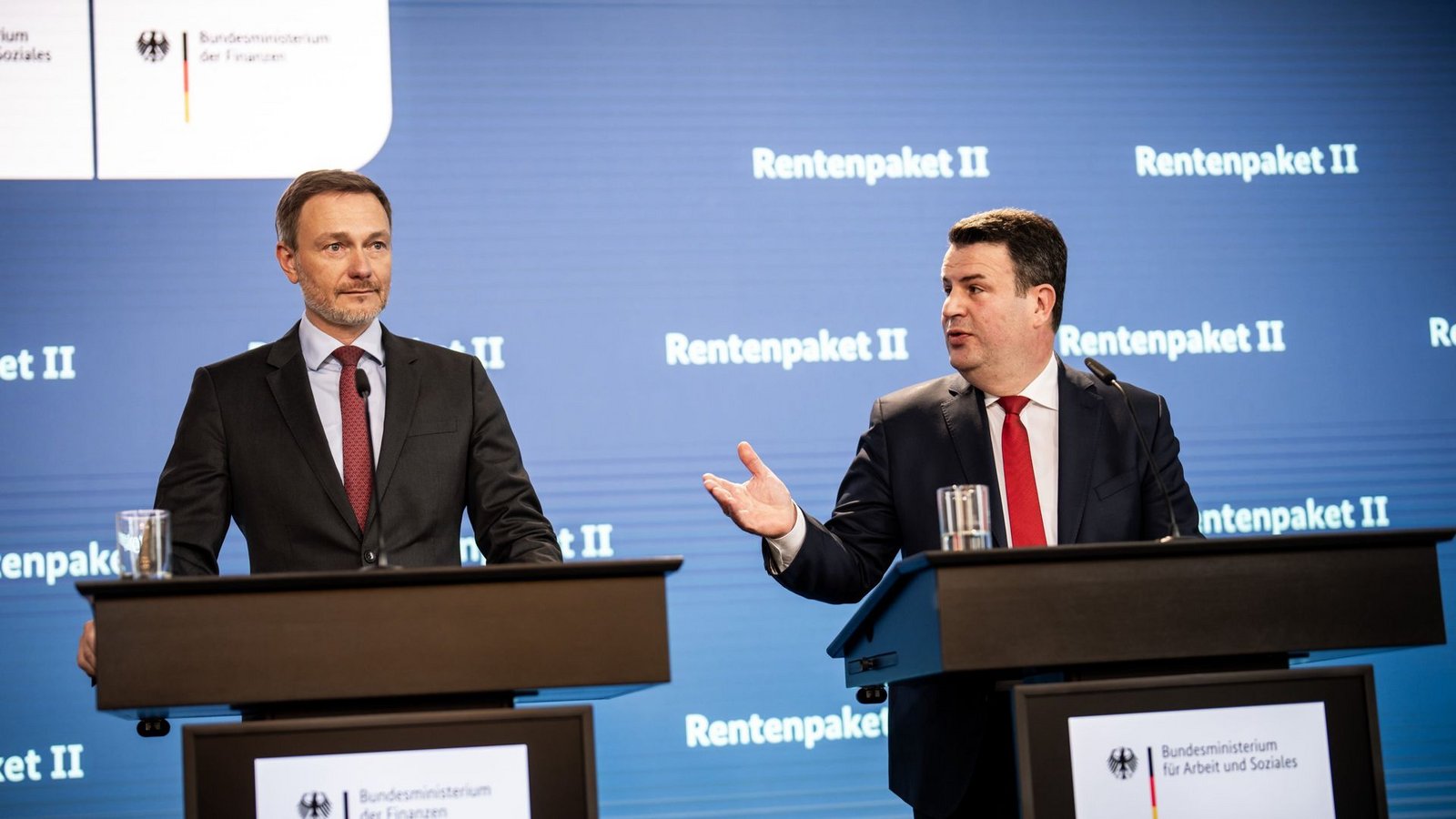 Finanzminister Christian Lindner (FDP) und Arbeitsminister Hubertus Heil (SPD) haben das Rentenpaket II gemeinsam vorgestellt. Jetzt gibt es dennoch Streit.Foto: dpa/Michael Kappeler Finanzminister Christian Lindner (FDP) und Arbeitsminister Hubertus Heil (SPD) haben das Rentenpaket II gemeinsam vorgestellt. Jetzt gibt es dennoch Streit.Foto: dpa/Michael Kappeler