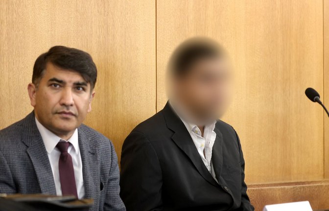 Ein Beschuldigter (r) sitzt im Gerichtssaal des Landgerichtes neben einem Dolmetscher. Der Afghane soll am 22. Januar einen 2-jährigen Jungen und einen 41-Jährigen mit einem Messer getötet haben.<span class='image-autor'>Foto: Karl-Josef Hildenbrand/dpa</span>