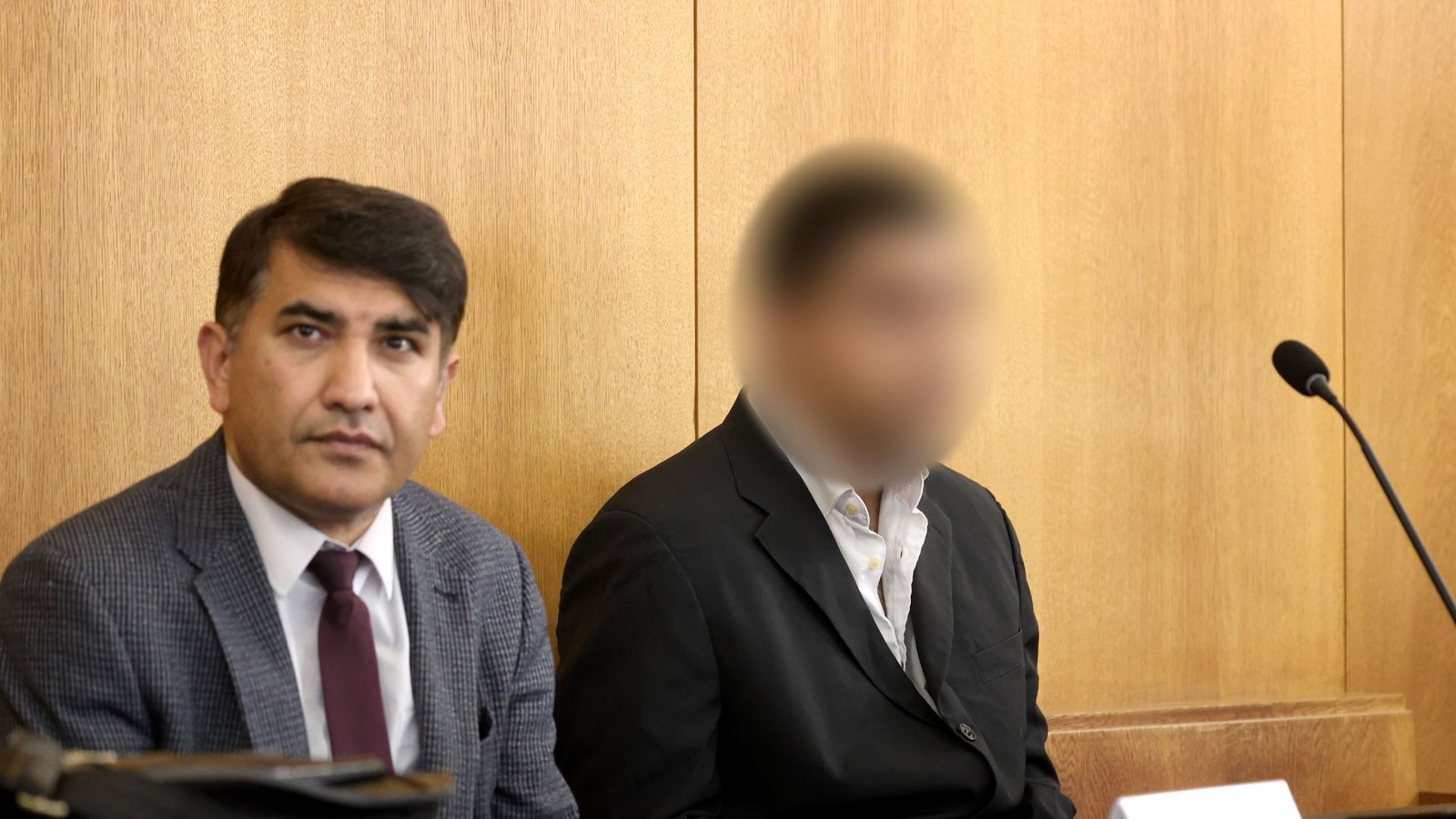 Ein Beschuldigter (r) sitzt im Gerichtssaal des Landgerichtes neben einem Dolmetscher. Der Afghane soll am 22. Januar einen 2-jährigen Jungen und einen 41-Jährigen mit einem Messer getötet haben.Foto: Karl-Josef Hildenbrand/dpa Ein Beschuldigter (r) sitzt im Gerichtssaal des Landgerichtes neben einem Dolmetscher. Der Afghane soll am 22. Januar einen 2-jährigen Jungen und einen 41-Jährigen mit einem Messer getötet haben.Foto: Karl-Josef Hildenbrand/dpa