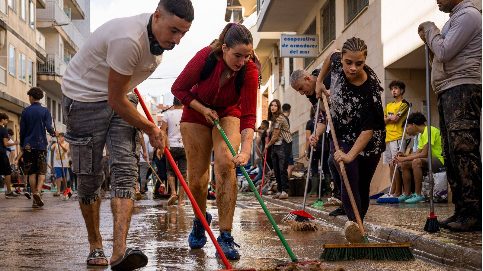 In Valencia packen Freiwillige gemeinsam an und säubern die Straßen per Besen vom Schlamm.Foto: Imago/ZUMA Press Wire
