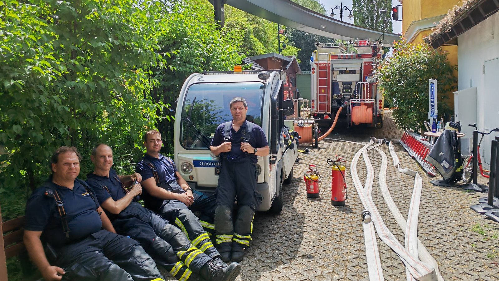 Kräfte der Werkfeuerwehr des Europapark nach getaner Arbeit.Foto: /Erdem Gökalp Kräfte der Werkfeuerwehr des Europapark nach getaner Arbeit.Foto: /Erdem Gökalp