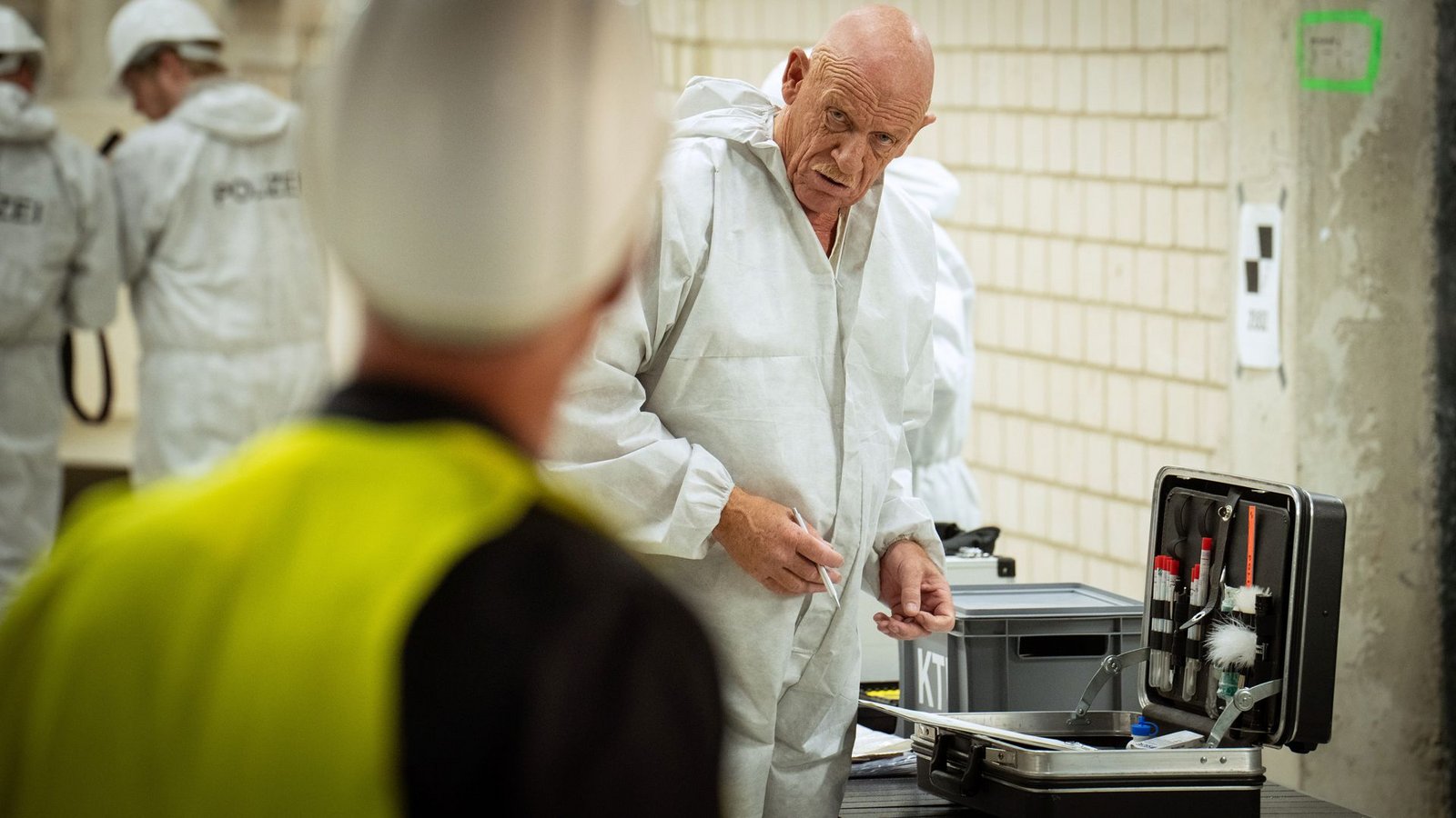 Rechtsmediziner Dr. Roth (Joe Bausch) ist sich sicher: Der Fundort der Toten ist nicht der Tatort.Foto: WDR/Thomas Kost