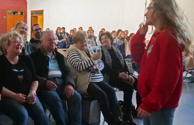 Zahlreiche Fans von Mia Kühner (stehend, rechts) wollten sich ihren Auftritt bei den Knockouts von „The Voice Kids“ beim Public Viewing am Freitagabend in der Turnhalle Schmie nicht entgehen lassen. <span class='image-autor'>Foto: Friedrich</span>