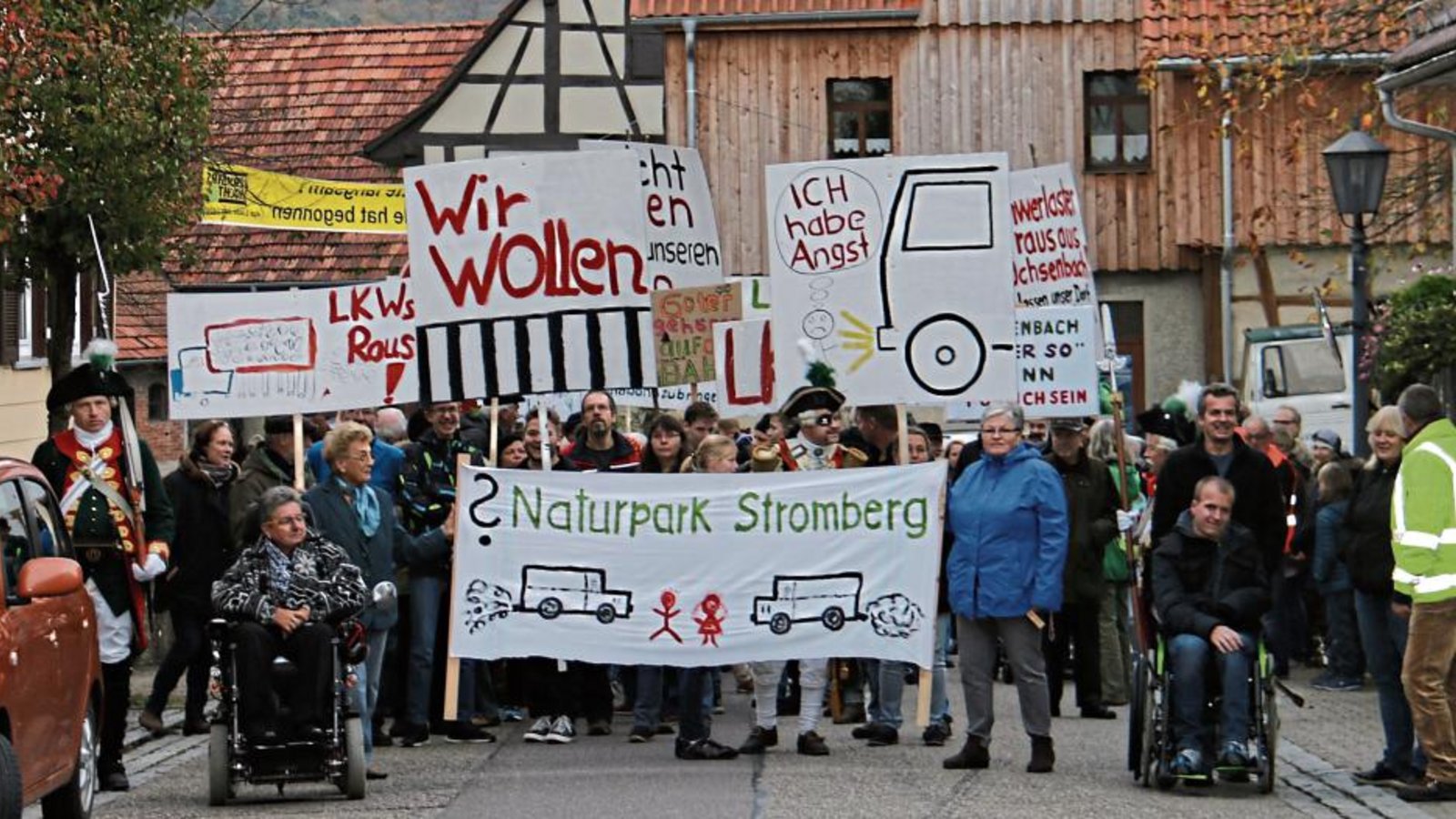 Der Demozug formiert sich in der Dorfstraße in Ochsenbach – Transparente, Trillerpfeifen und sogar Vertreter der Württembergischen Leichte Gardejäger sind mit dabei. Fotos: Rücker Der Demozug formiert sich in der Dorfstraße in Ochsenbach – Transparente, Trillerpfeifen und sogar Vertreter der Württembergischen Leichte Gardejäger sind mit dabei. Fotos: Rücker