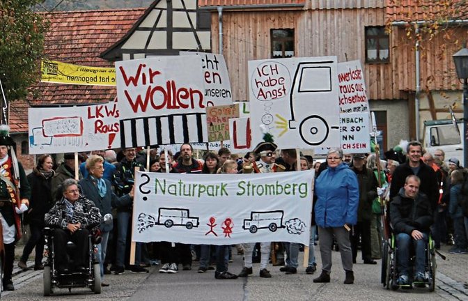 Der Demozug formiert sich in der Dorfstraße in Ochsenbach – Transparente, Trillerpfeifen und sogar Vertreter der Württembergischen Leichte Gardejäger sind mit dabei.  Fotos: Rücker