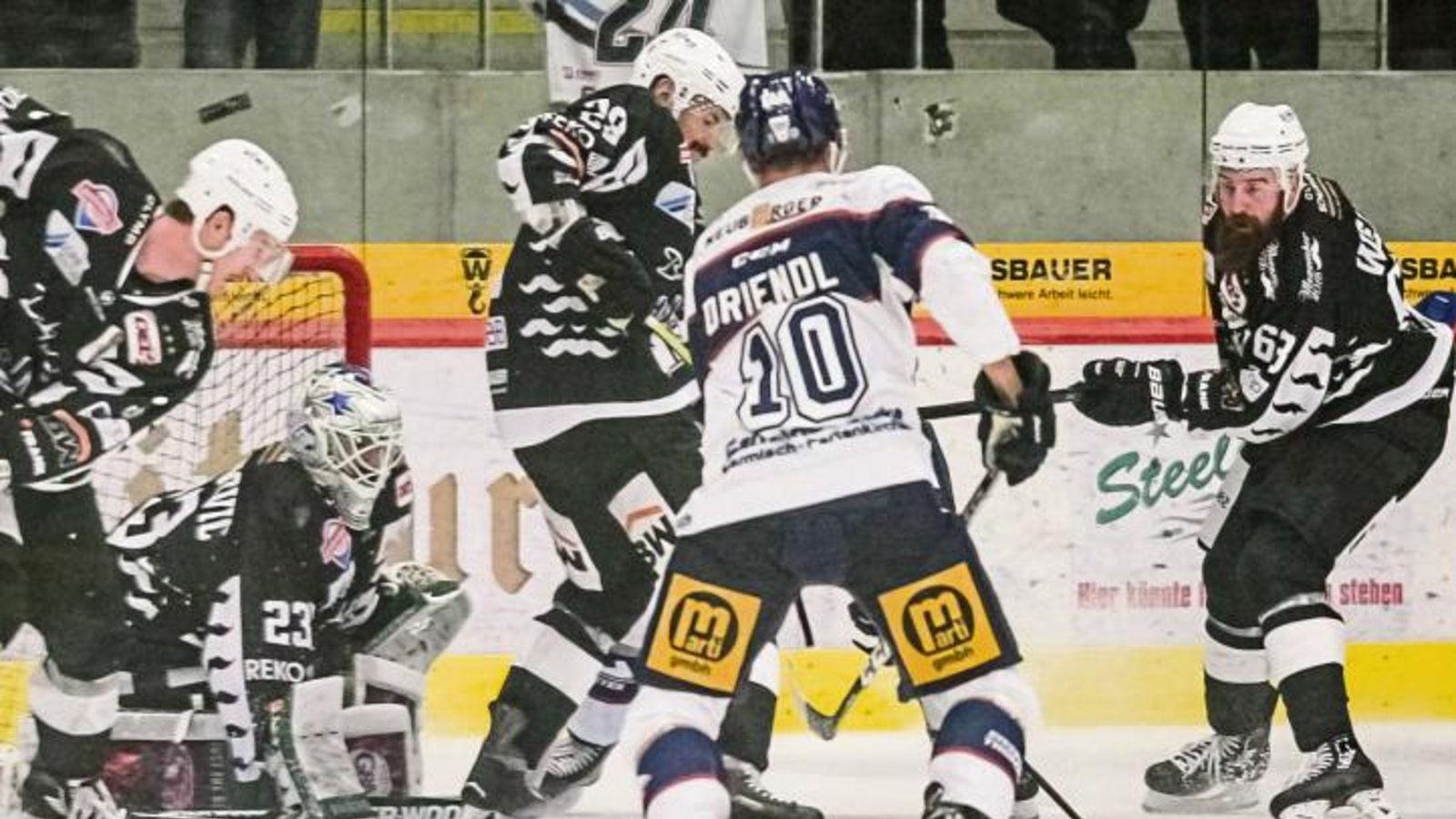 Die Bietigheimer Defensive um (von links) Max Prommersberger, Goalie Sinisa Martinovic, Adam Borzecki und Shawn Weller hatte mit dem SC Riessersee wenig Probleme.   Foto: Simecek