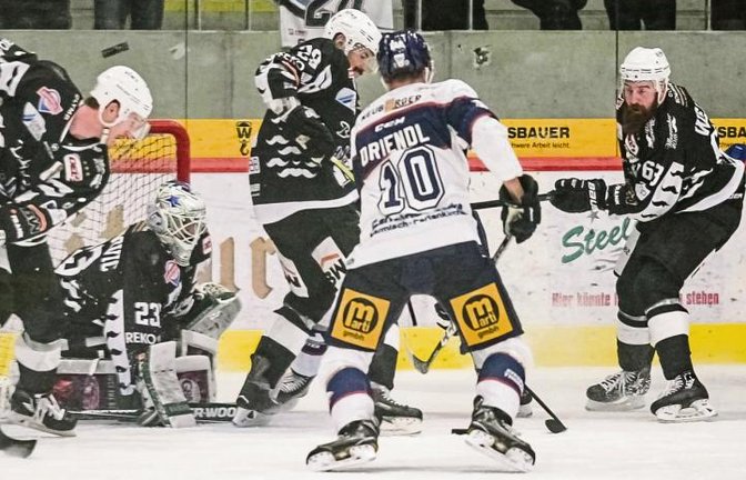 Die Bietigheimer Defensive um (von links) Max Prommersberger, Goalie Sinisa Martinovic, Adam Borzecki und Shawn Weller hatte mit dem SC Riessersee wenig Probleme.   Foto: Simecek